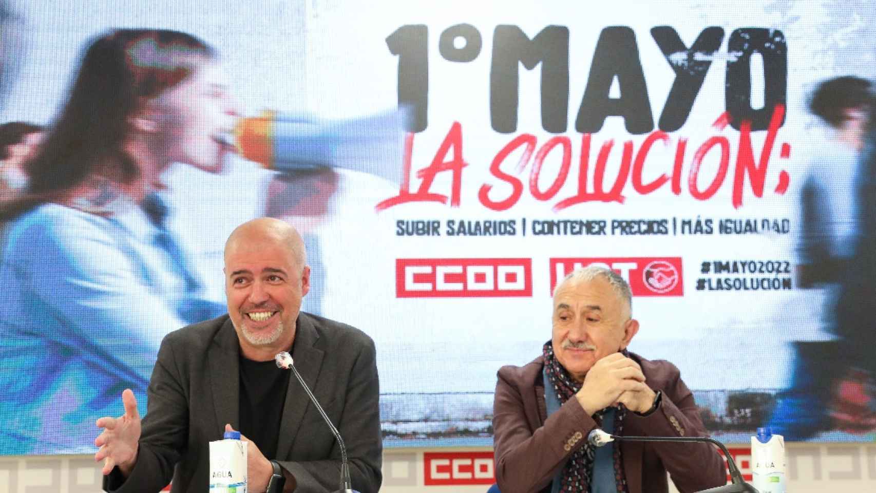 Los secretarios generales de CCOO y UGT, Unai Sordo (i) y Pepe Álvarez (d), ofrecen una rueda de pre