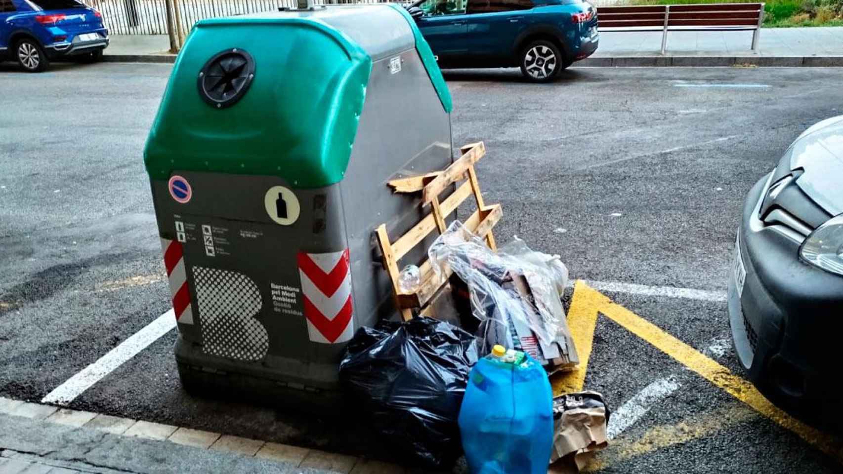 Imagen de un contenedor de basura desbordado por bolsas en Sant Andreu / CG