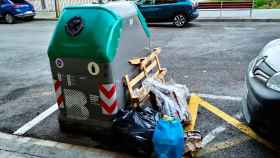Imagen de un contenedor de basura desbordado por bolsas en Sant Andreu / CG