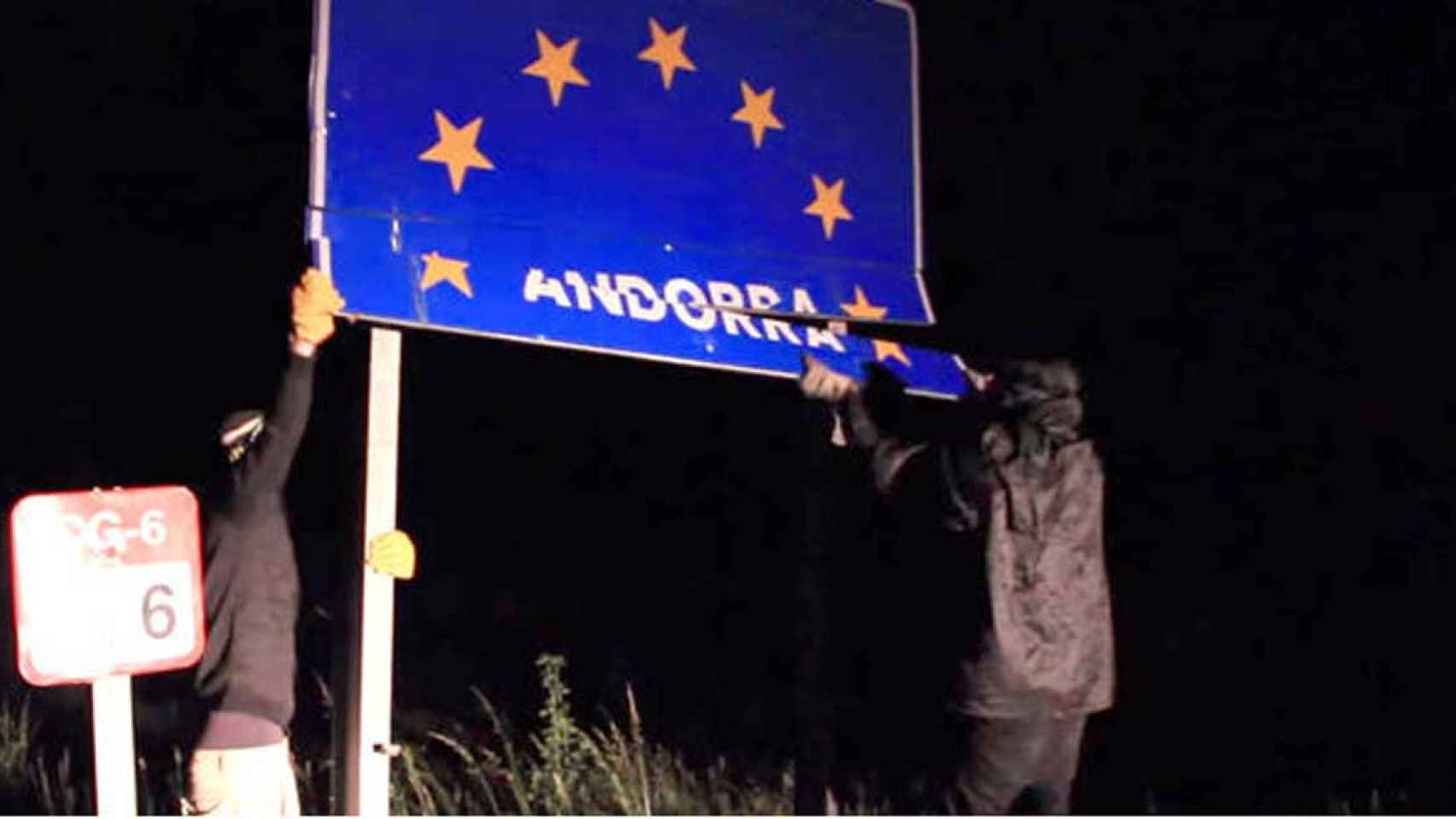 Jóvenes independentistas de Arran, destrozando una señal fronteriza de Andorra / JOVENT ARRAN