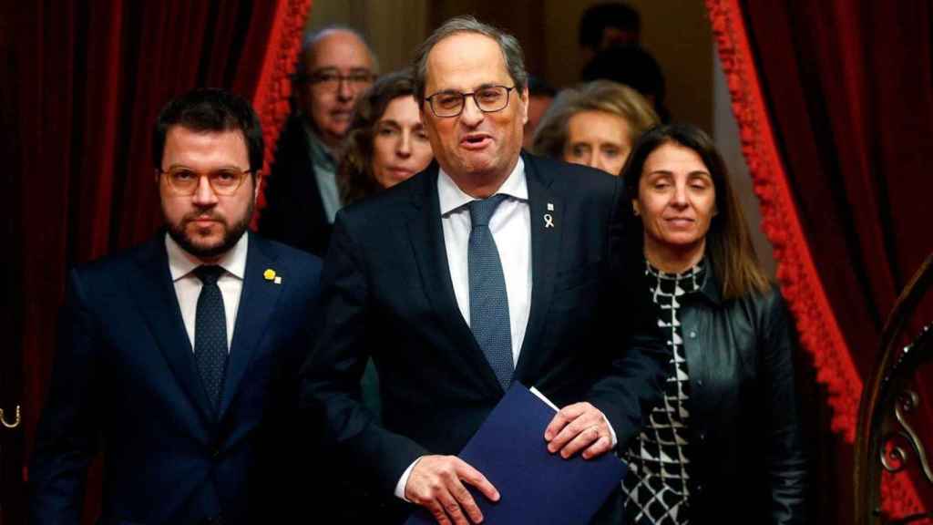 El presidente del Govern, Quim Torra, entra en el Parlament junto a Pere Aragonès (i) y Meritxell Budó (d) / EFE
