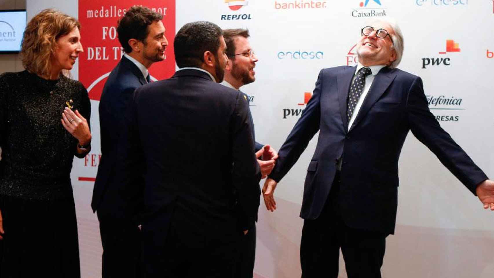 Josep Sánchez Llibre bromea con los cuatro miembros del Gobierno catalán que acudieron a la gala de Foment del Treball / EFE