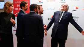 Josep Sánchez Llibre bromea con los cuatro miembros del Gobierno catalán que acudieron a la gala de Foment del Treball / EFE