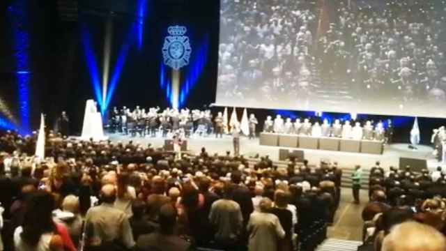 Imagen de la guardia de honor de la Policía Nacional presentando la bandera durante el Día del Patrón en Barcelona / CG