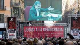 Òmnium cortó la calle Diputación para que sus simpatizantes siguieran el interrogatorio de Jordi Cuixart, su presidente, quien pide una reunión con Pedro Sánchez / EFE
