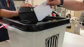 Una persona vota en una urna durante el referéndum secesionista ilegal del 1-O / EUROPA PRESS
