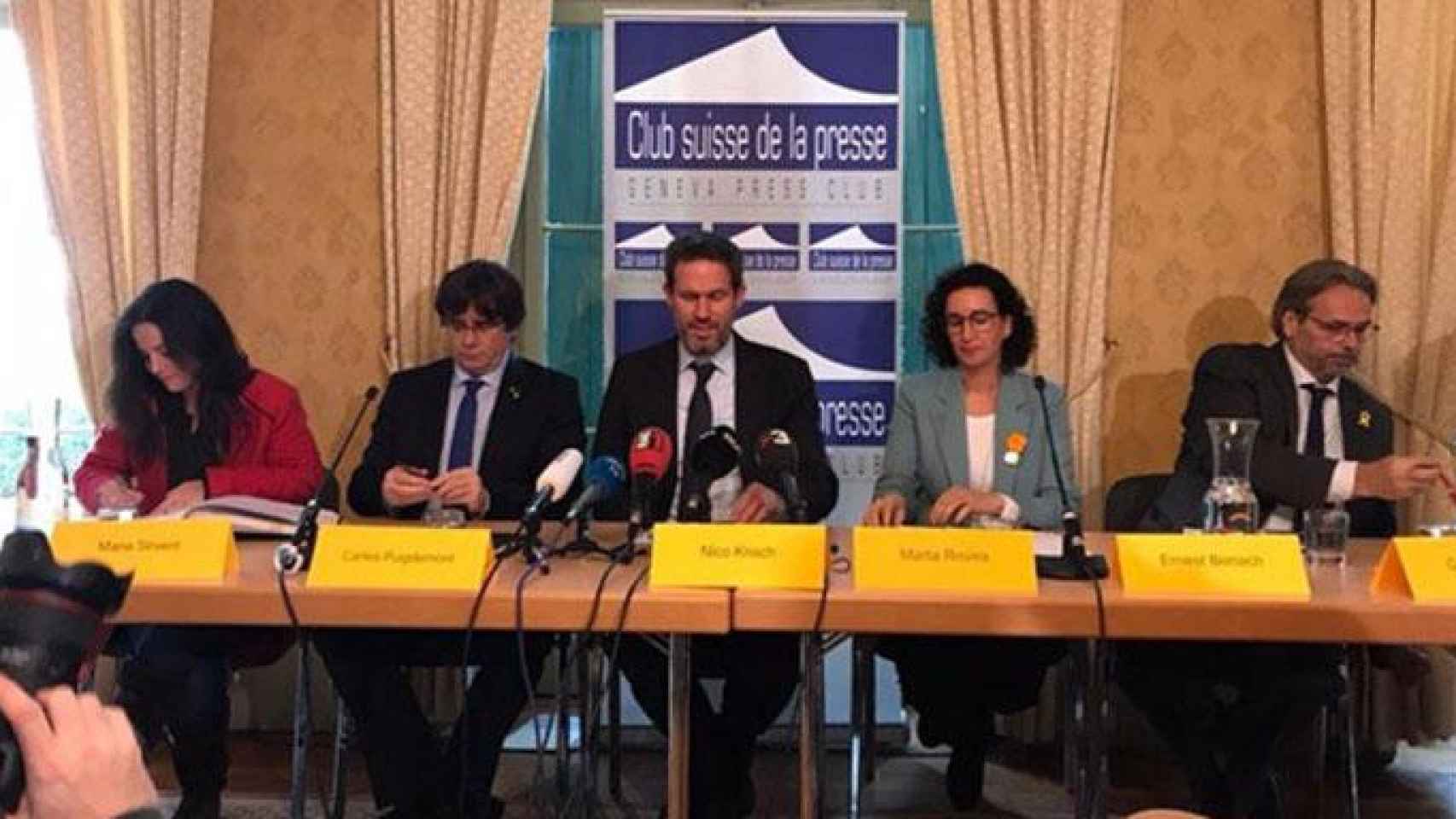 Nico Krish (c), muy crítico con el juicio a los independentistas, junto a Carles Puigdemont y Marta Rovira, Ernest Benach y María Sirvent / EUROPA PRESS
