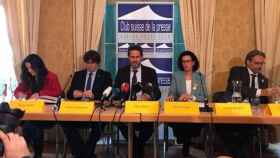 Nico Krish (c), muy crítico con el juicio a los independentistas, junto a Carles Puigdemont y Marta Rovira, Ernest Benach y María Sirvent / EUROPA PRESS