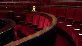 El Parlament vacío y con un lazo amarillo en representación de Junqueras / EFE