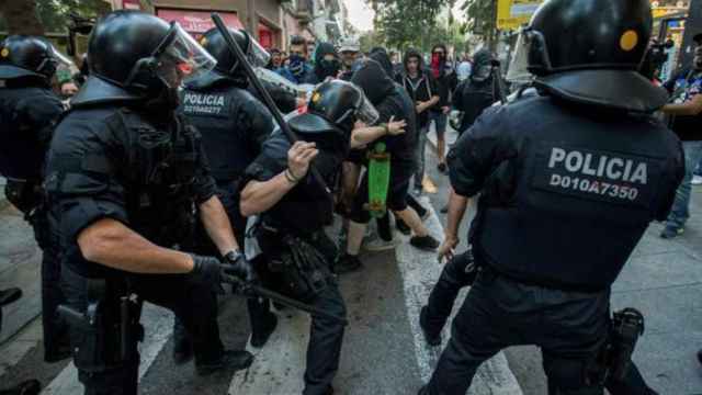 Mossos d'Esquadra cargan contra independentistas que intentan reventar un acto constitucionalista en Barcelona / EFE