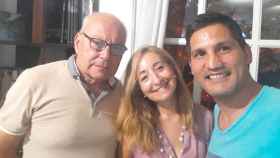 El 'sintecho' catalán Ricard junto a Eva y al activista rumano Lagarder Danciu / TWITTER