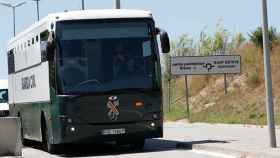 Un autobús de la Guardia Civil traslada a Oriol Junqueras, Raül Romeva y 'los Jordis' a una cárcel catalana / EFE
