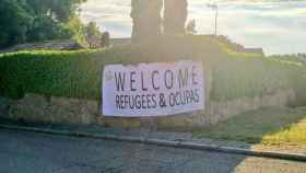 Pancarta en la casa de Pablo Iglesias e Irene Montero con la frase bienvenidos refugiados y ocupas / CG