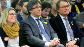 Elsa Artadi (1i), junto al 'expresident' Carles Puigdemont (c) y Artur Mas, presidente del PDeCAT / EFE