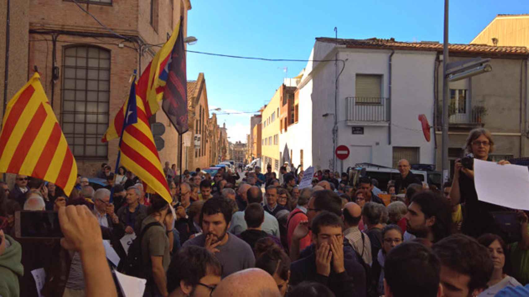 Concentración de independentistas ante la sede de Unipost de Terrassa / TWITTER