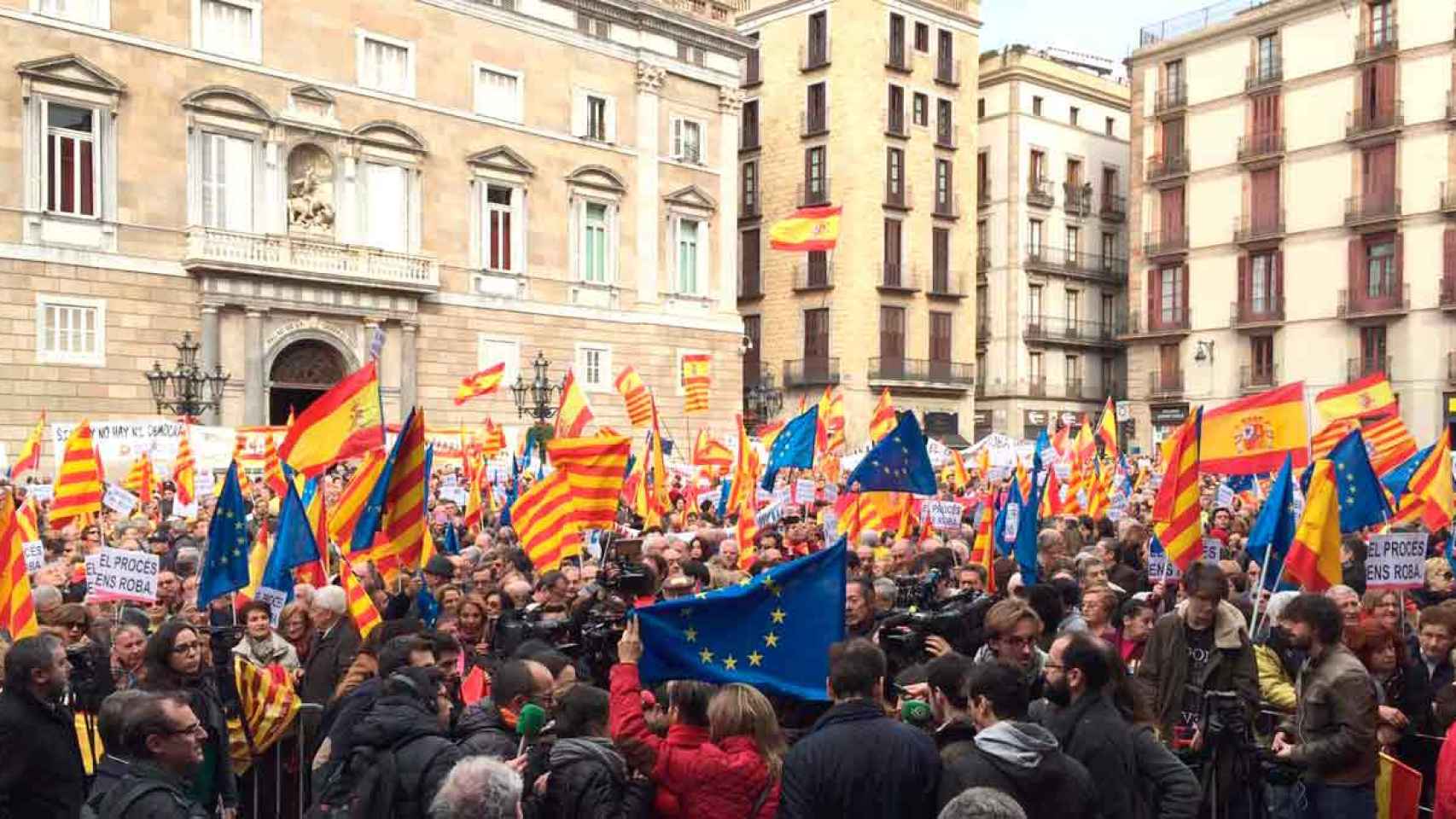 Acto de Sociedad Civil Catalana en la plaza Sant Jaume bajo el lema 'El procés ens roba' / CG