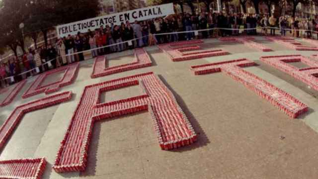 Acto de Plataforma per Catalunya para pedir el etiquetaje en catalán consistente en un mosaico con 15.000 latas de Coca-Cola / CG