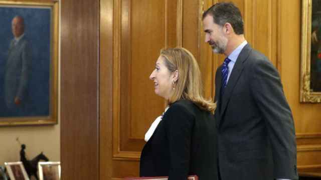El Rey Felipe VI junto a Ana Pastor, presidenta del Congreso, el domingo / EFE