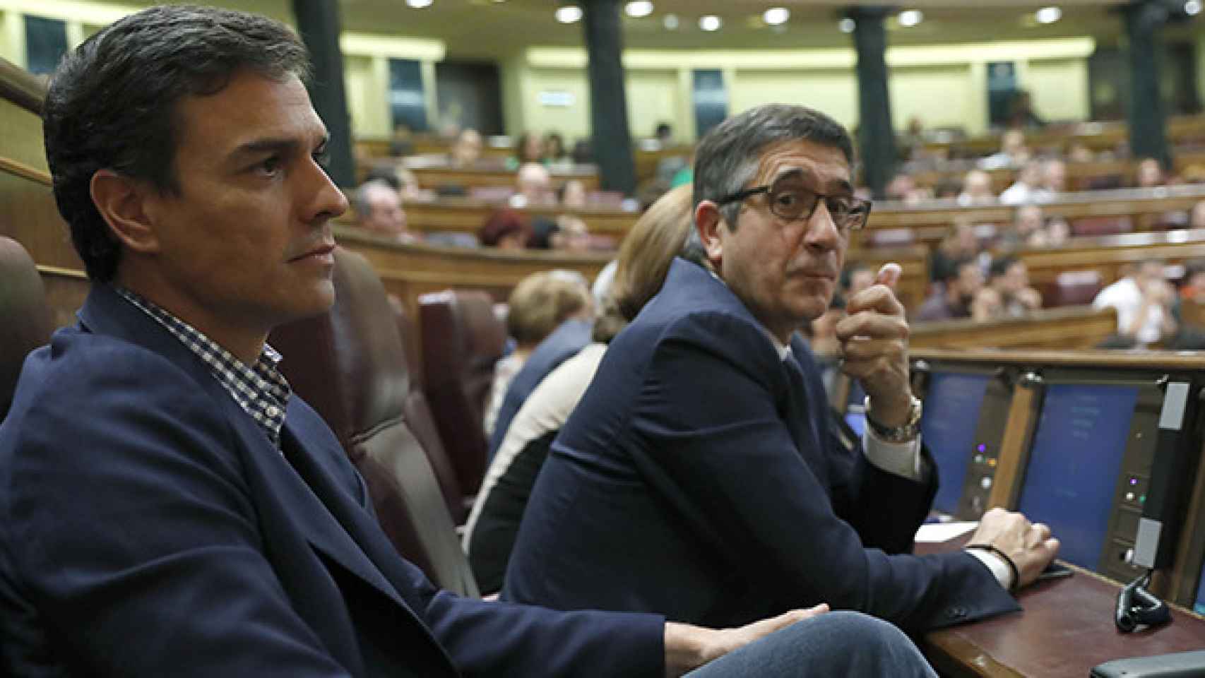 El exsecretario general del PSOE, Pedro Sánchez (i), en su escaño del Congreso, junto a Patxi López, durante el primer debate de investidura de Rajoy esta semana / EFE