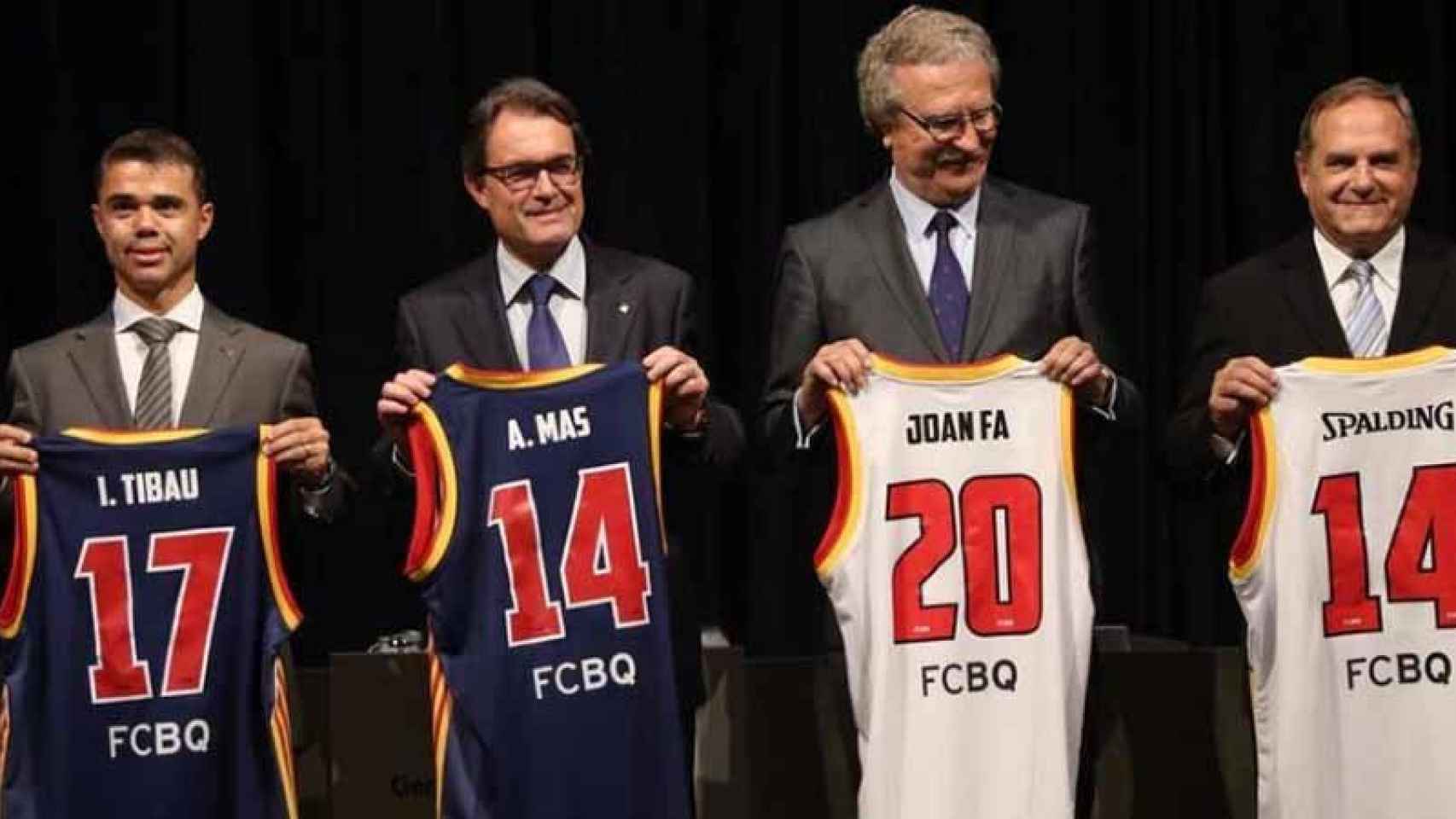 Ivan Tibau, secretario general del Deporte, junto a Artur Mas y Joan Fa, presidente de la Federación Catalana de Baloncesto / GENCAT