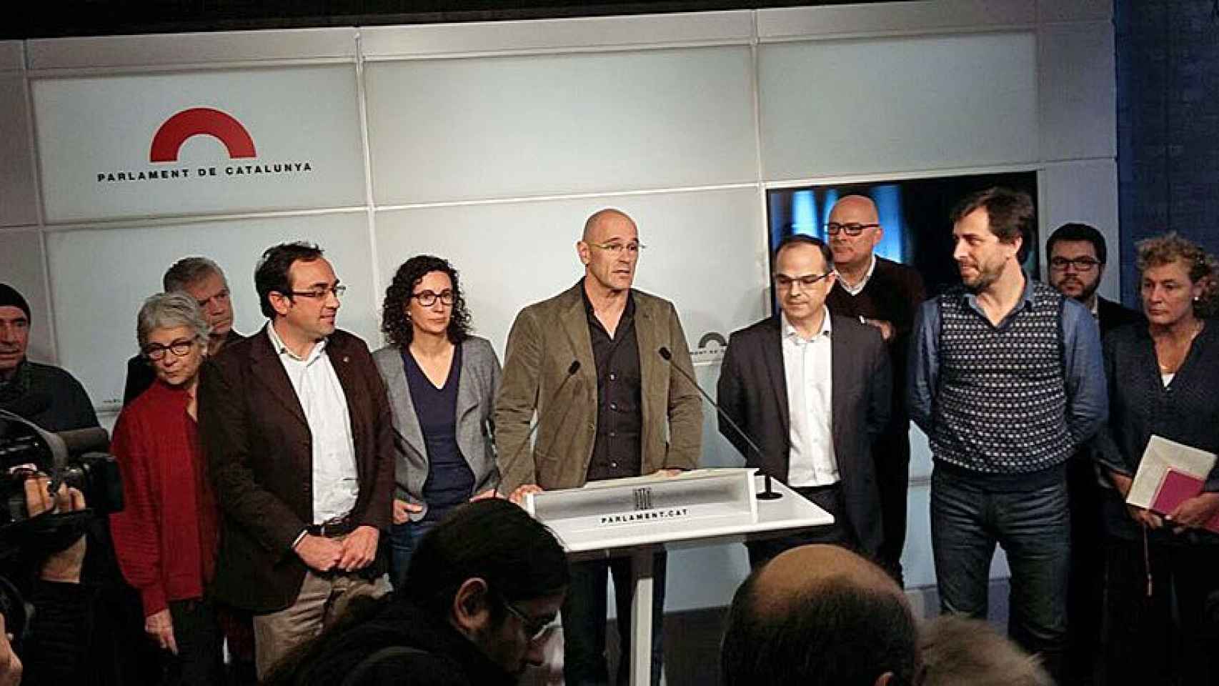 Raül Romeva, junto a otros dirigentes de JxSí, durante la rueda de prensa en la que han presentado la propuesta de acuerdo de investidura y gobernabilidad con la CUP