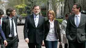 El líder del PP, Mariano Rajoy, entre el secretario general del PP Vasco, Iñaki Oyarzábal, y la presidenta del partido, Arantza Quiroga; al lado de esta, su predecesor, Antonio Basagoiti.