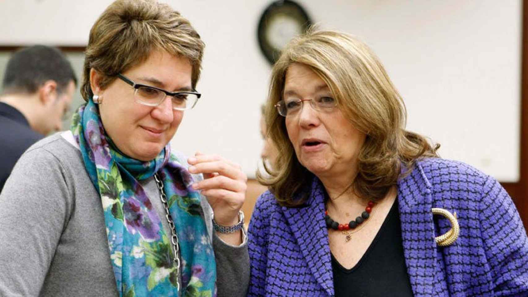 Inma Riera (I) junto a Elvira Rodríguez, presidenta de la Comisión Nacional del Mercado de Valores (CNMV).
