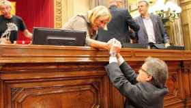 La presidenta del Parlament, Núria de Gispert, y el presidente de la Generalitat, Artur Mas, se saludan en el último pleno de la legislatura.