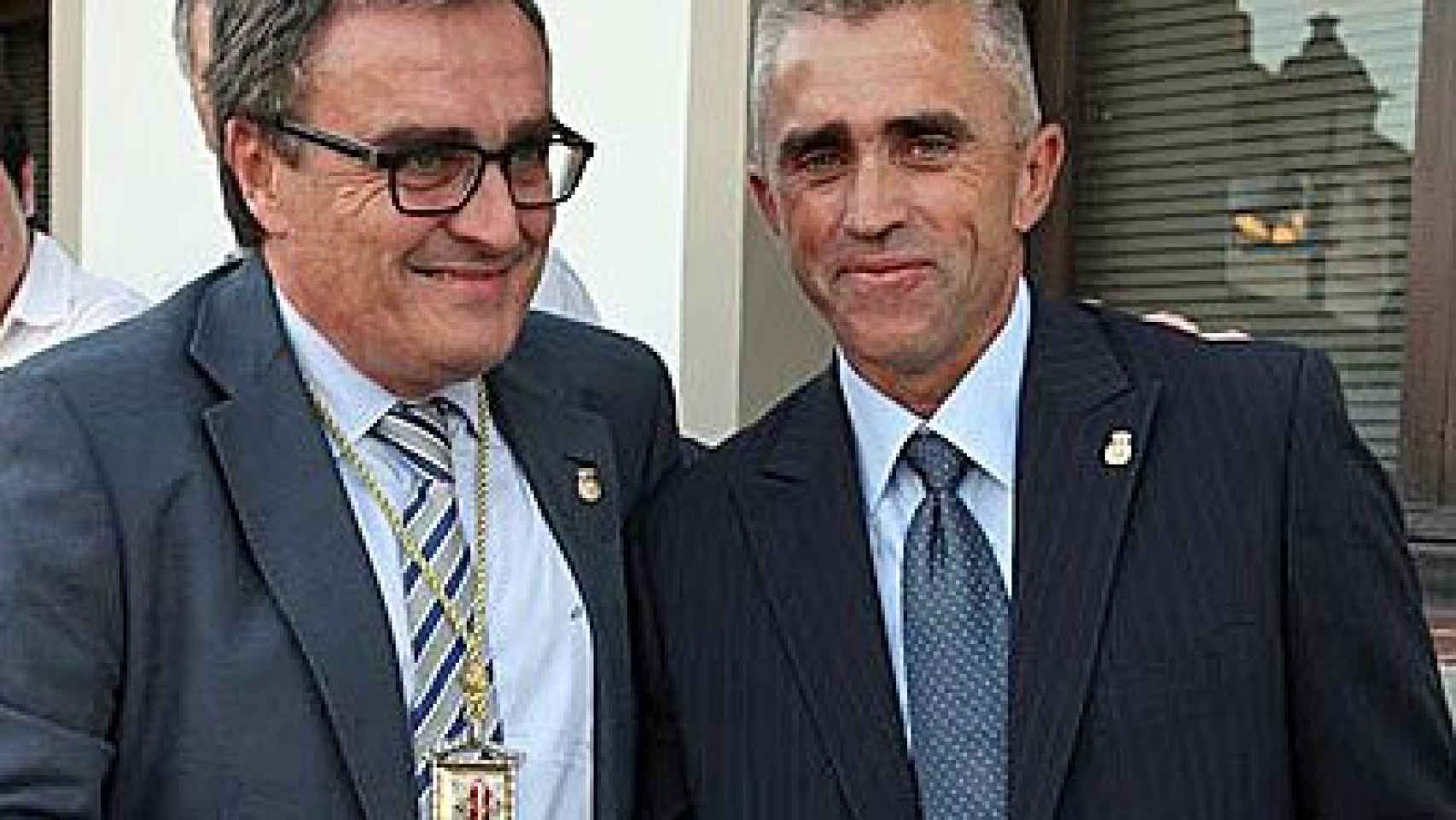 El presidente de la entidad municipal descentralizada de Sucs, Guillem Boneu (derecha), junto al alcalde de Lérida, Àngel Ros (PSC)