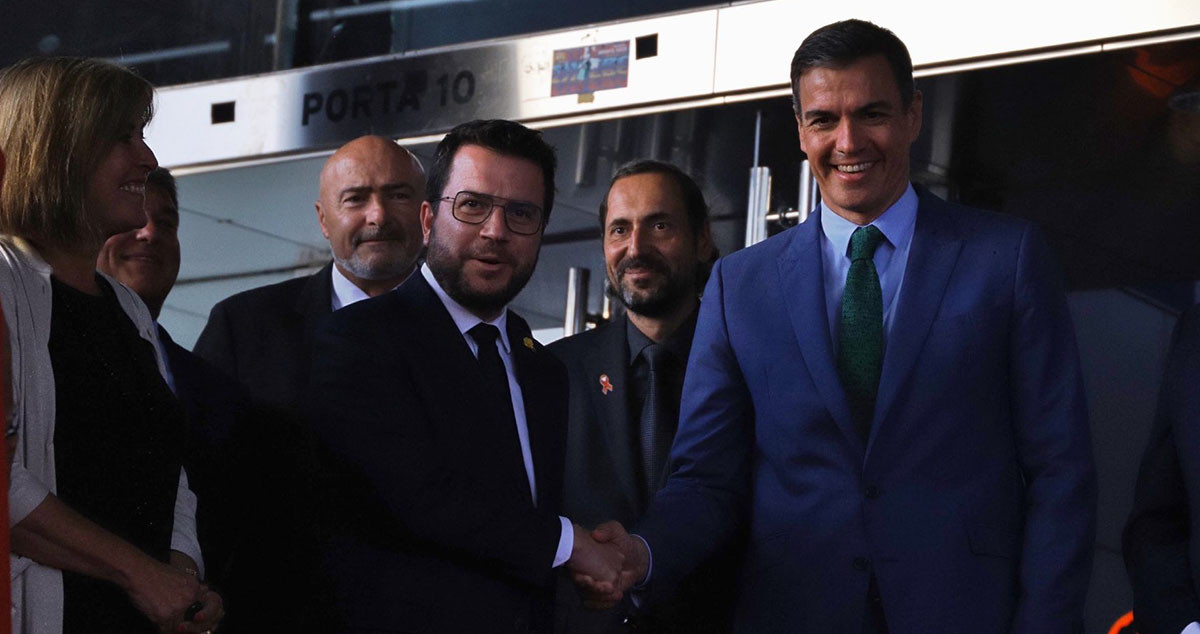 El presidente de la Generalitat, Pere Aragonès, y el del Gobierno, Pedro Sánchez, se saludan al llegar al acto de los Premios Pymes de Pimec en el Camp Nou / GALA ESPÍN