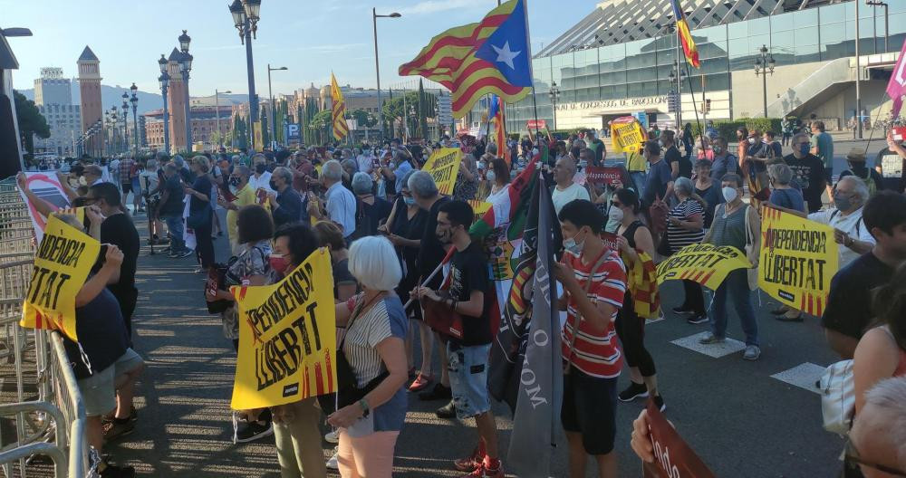 Protesta de manifestantes secesionistas contra el rey Felipe VI en las inmediaciones de Caixaforum / EUROPA PRESS