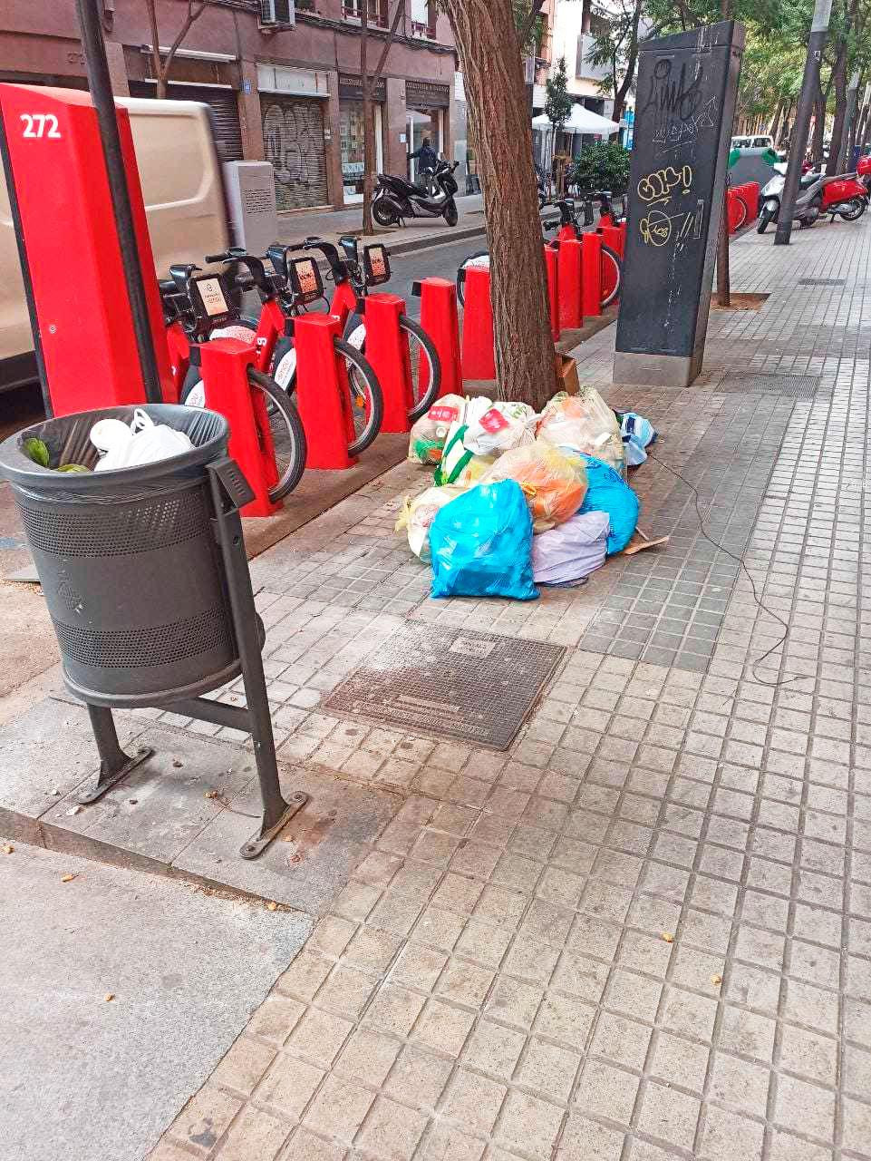 Basura en las calles de Sant Andreu tras la introducción de la recogida puerta a puerta / CG