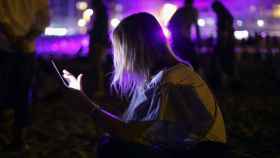 Una mujer usa su móvil para navegar en redes sociales / EUROPA PRESS
