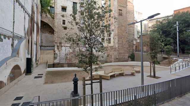 La plaza Carme Simó de Ciutat Vella en la que un niño de seis años se ha pinchado con la aguja de una jeringa / GOOGLE STREET VIEW
