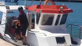 Los Mossos interceptan una lancha en el puerto de las Casas de Alcanar que transportaba 1.380 kilos de hachís / MOSSOS