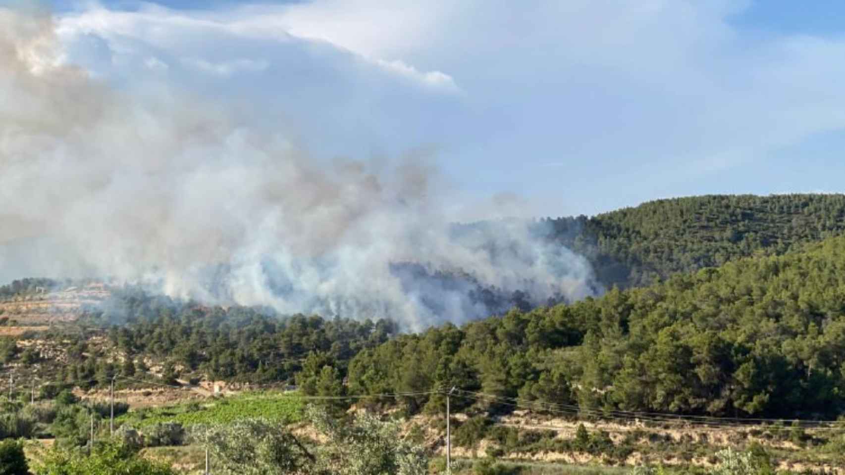 Los bomberos continúan trabajando en el incendio de Vilalva dels Arcs / BOMBERS