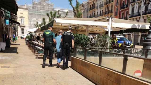 Imágenes de los agentes durante la detención del supuesto acosador sexual en Tarragona / GUARDIA CIVIL