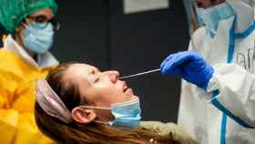 Una enfermera realiza un test de antígenos a una mujer en Cataluña, donde se atisba el pico de la sexta ola / EUROPA PRESS