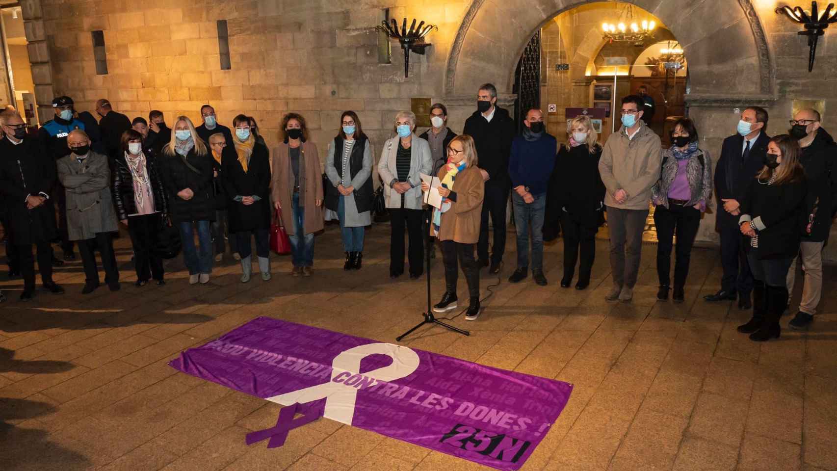 Una de las dos concentraciones contra la violencia contra las mujeres en Lleida / @ViolantCervera (TWITTER)