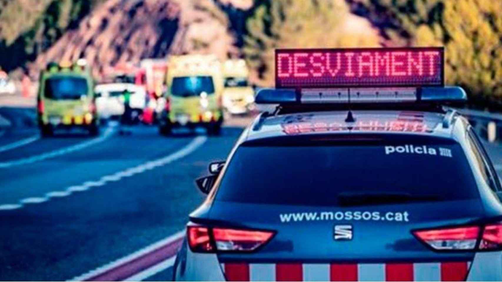Un coche de Mossos y ambulancias del SEM durante un accidente de tráfico en una imagen de archivo, como el producido por un choque frontal en el que ha fallecido una pasajera / TRÀNSIT