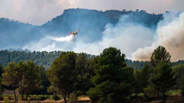 Imagen de un medio aéreo descargando agua sobre el incendio de Santa Coloma de Queralt / EP