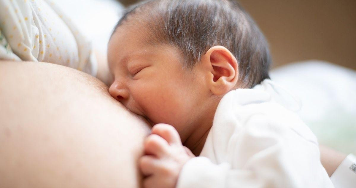 Imagen de archivo de un bebé tomando leche del pecho de su madre / EP
