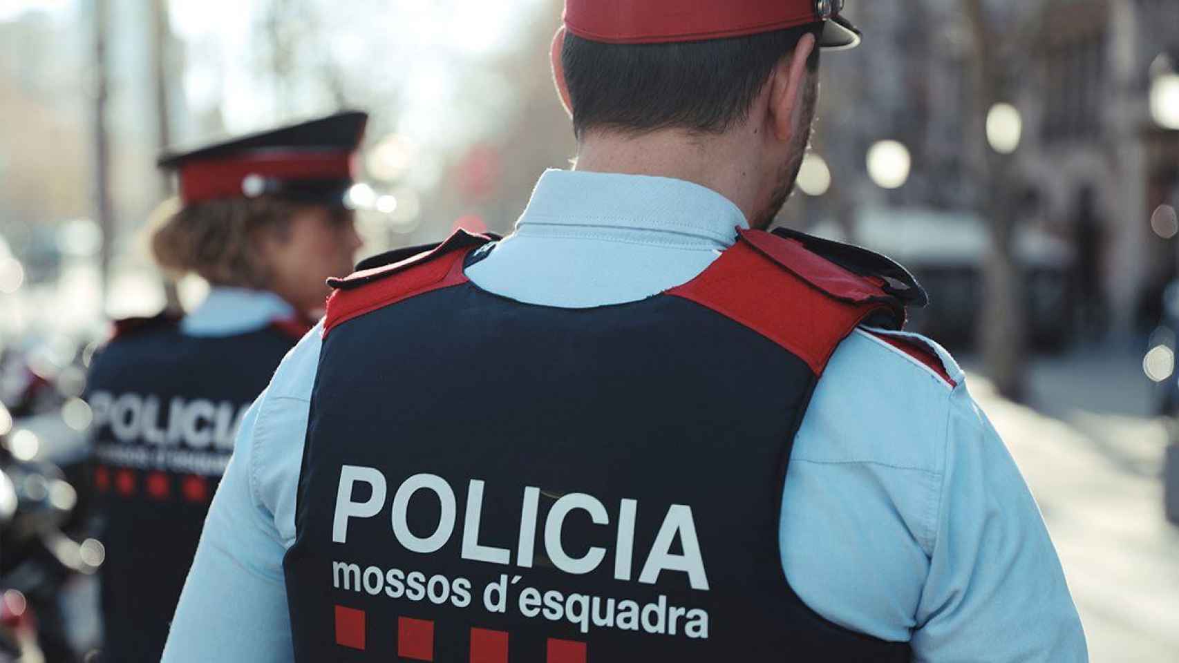 Dos agentes de los Mossos patrullan por la calle / MOSSOS D'ESQUADRA