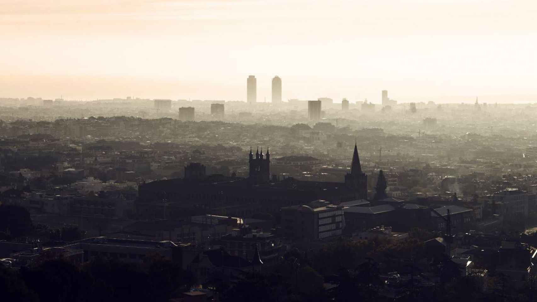 Vista de Barcelona en un día de alto nivel de contaminación atmosférica / EP