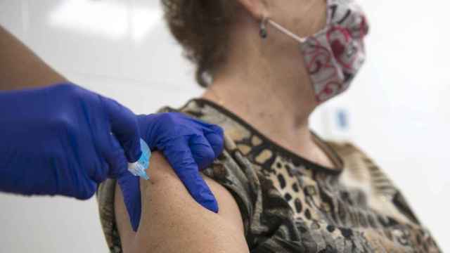 Una mujer vacunándose de la gripe en Cataluña / EP