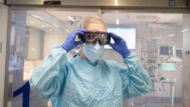 Una enfermera se prepara para entrar en una UCI donde se tratan pacientes de coronavirus a los que se ha hecho una PCR en el Hospital Clínic / PABLO MIRANZO