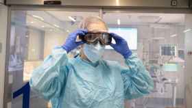 Una enfermera se prepara para entrar en una UCI donde se tratan pacientes de coronavirus a los que se ha hecho una PCR en el Hospital Clínic / PABLO MIRANZO