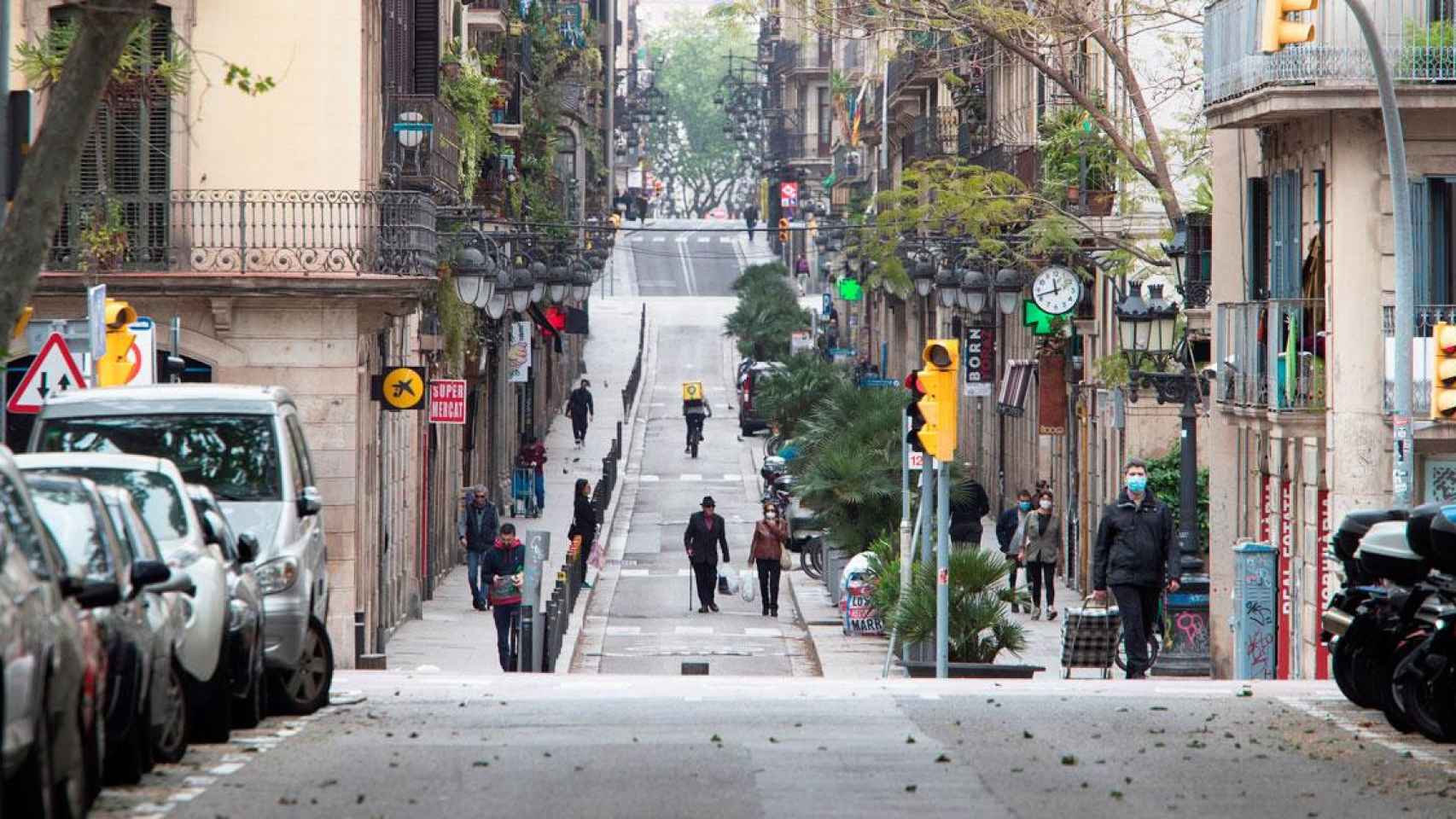 Imagen de una calle de Barcelona vacía por la reclusión que impone el estado de alarma por el coronavirus / EFE
