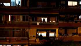 Vecinos asomados a sus balcones durante el confinamiento / EFE