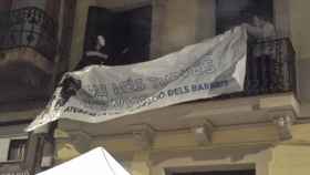 Okupas colocan una pancarta en el inmueble de Sants antes de ser desalojado / Grup d'Habitatge de Sants